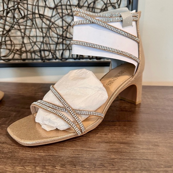 Brand new in box - Dreampairs strappy sandals - gold and rhinestone - Picture 8 of 9
